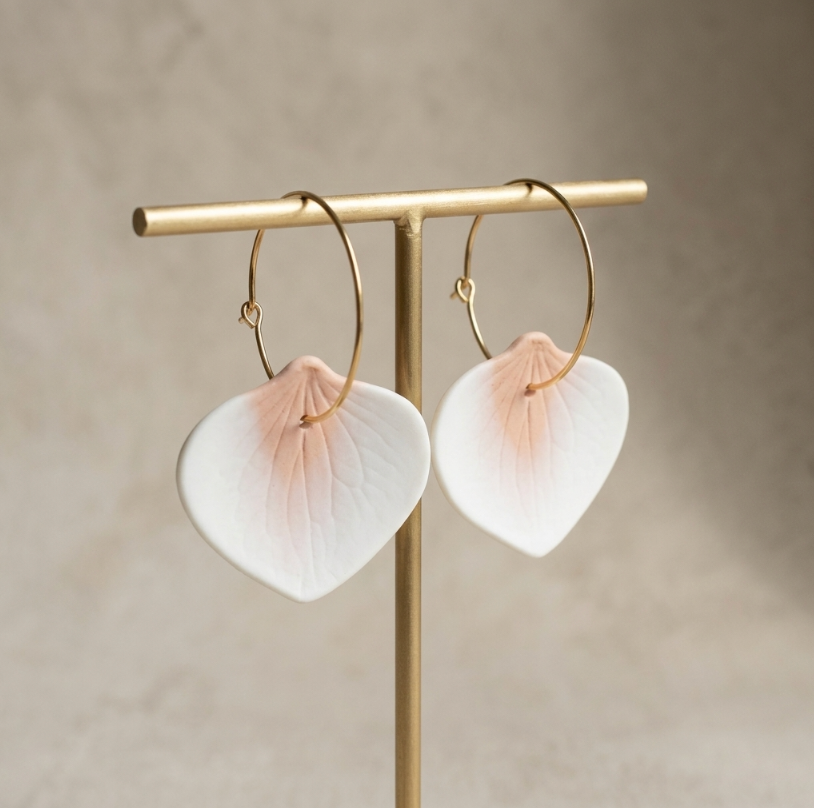 Créoles dorées avec deux cœurs en porcelaine blancs aux reflets rosés