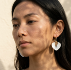 Boucles d’oreilles créoles dorées avec cœurs en porcelaine blanc et rose