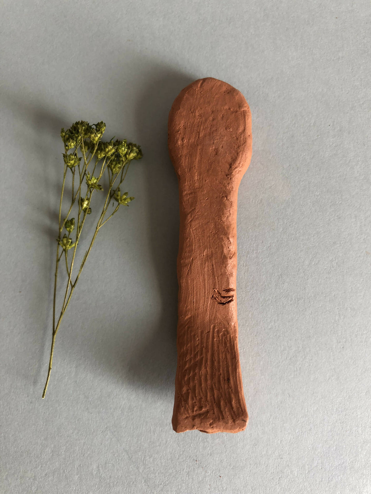 Cuillère à thé en bois cuivré, vue de profil du bol ovale.