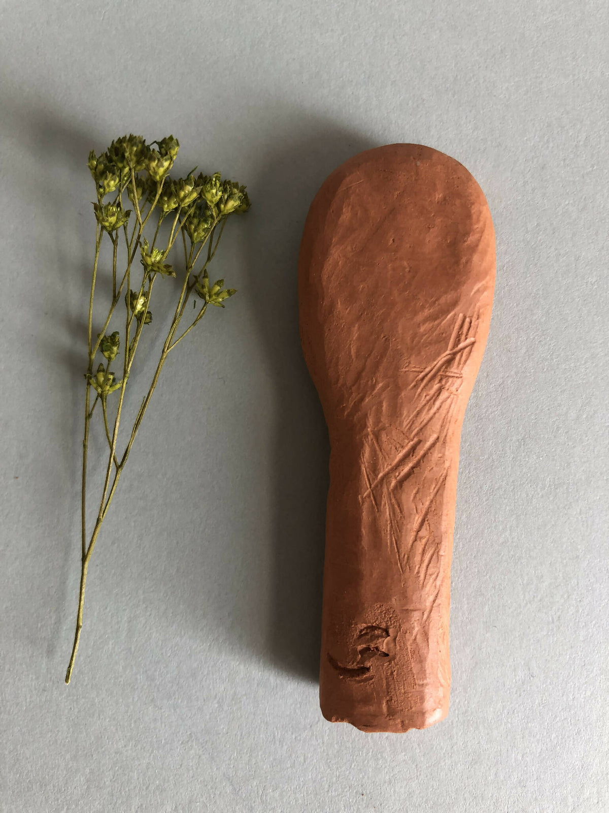 Cuillère à thé brune modèle #3, vue de côté avec surface texturée