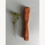 Cuillère à thé brun cuivré, vue oblique du bol et du manche texturé.