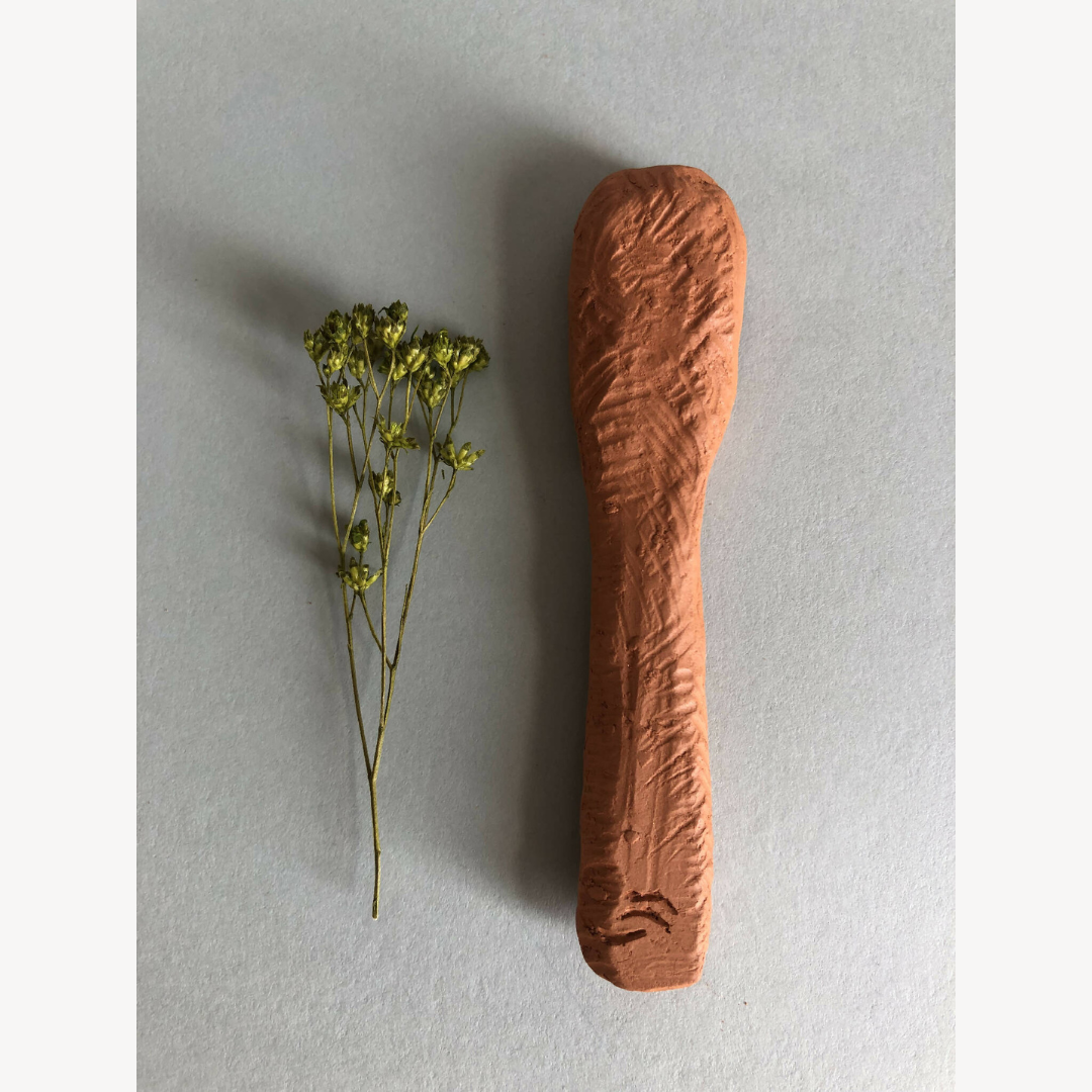 Cuillère à thé brun cuivré, vue oblique du bol et du manche texturé.