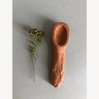Cuillère à thé cuivrée, tête arrondie et manche texturé