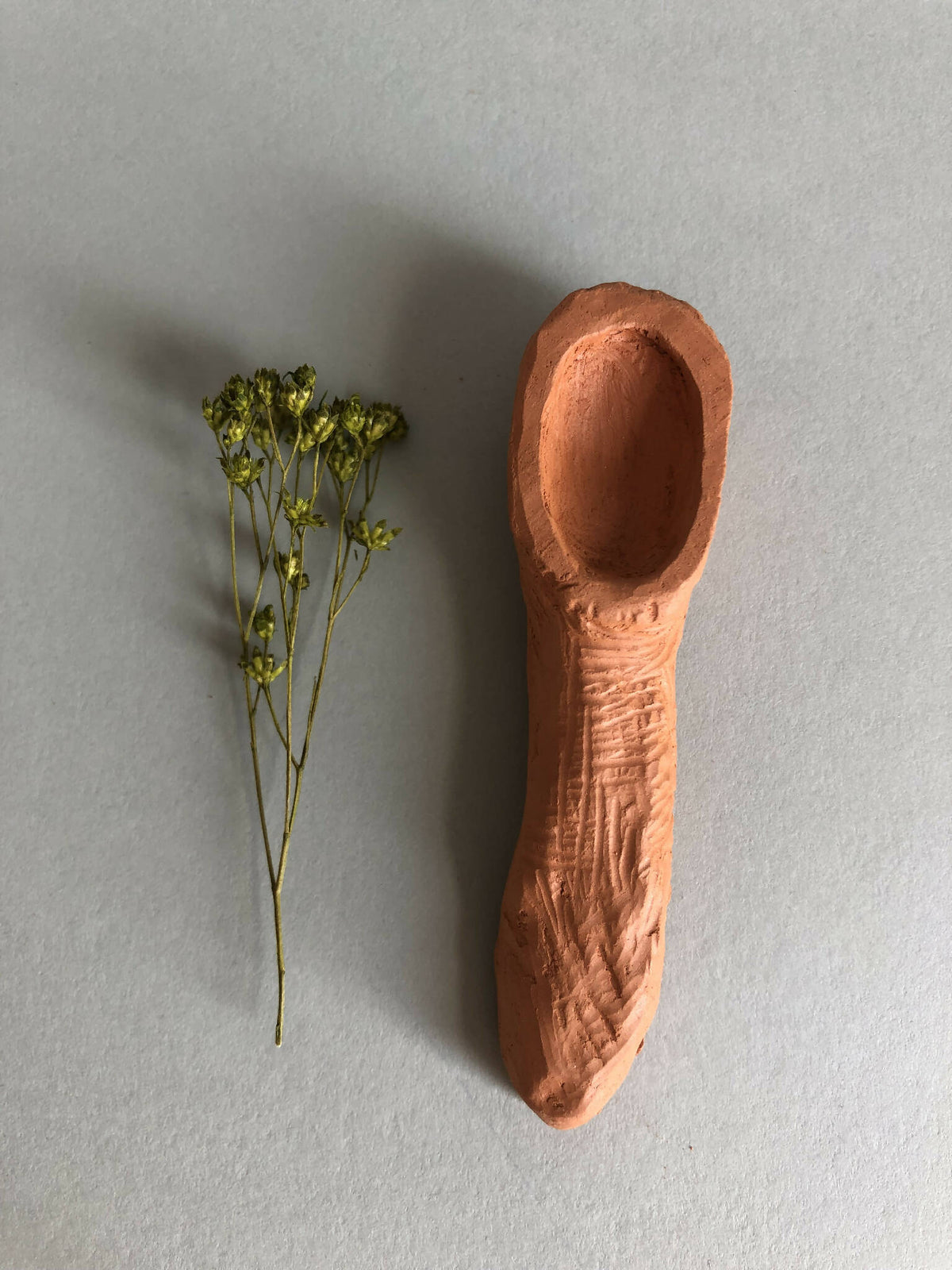Cuillère à thé cuivrée, manche ovale et tête arrondie