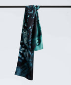Écharpe en satin turquoise à motif abstrait, drapée sur une barre