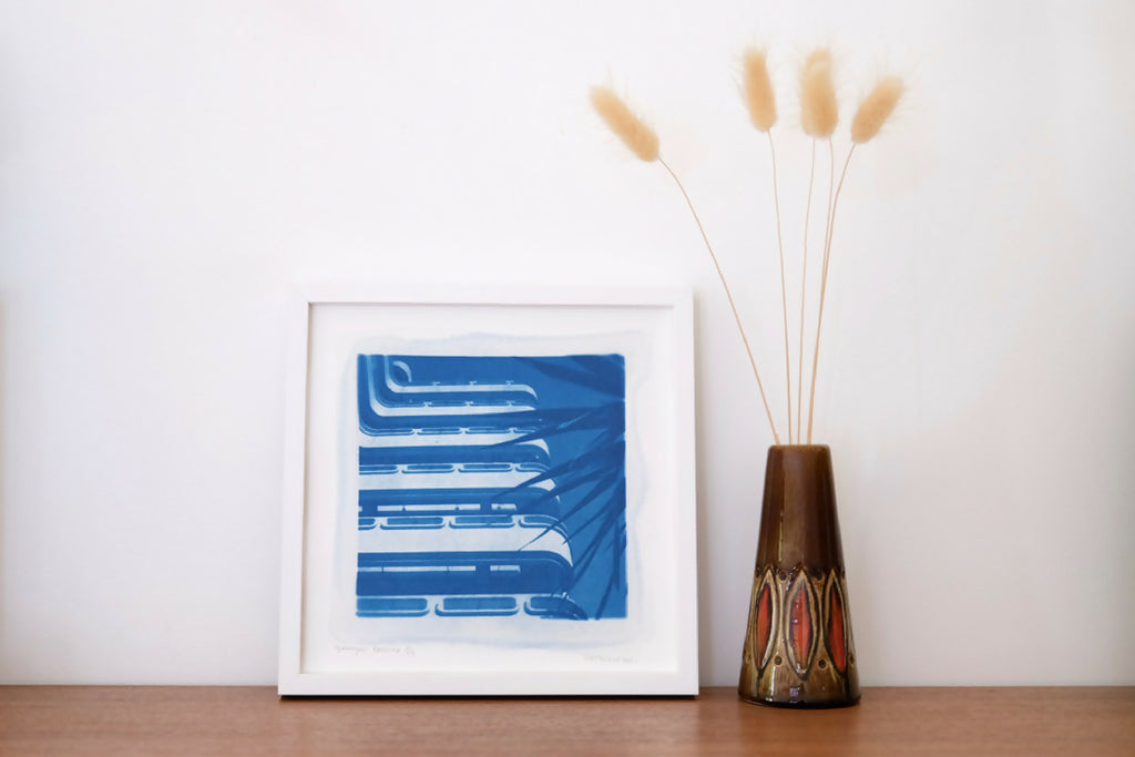 Tirage cyanotype bleu en cadre blanc, motif géométrique, 20x20 cm.