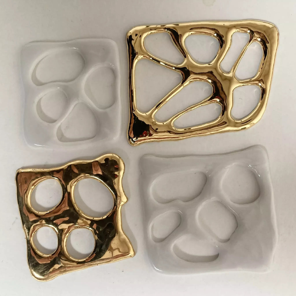 Décor de table 12 pièces : carrés blancs et encadrement doré, motifs pattes