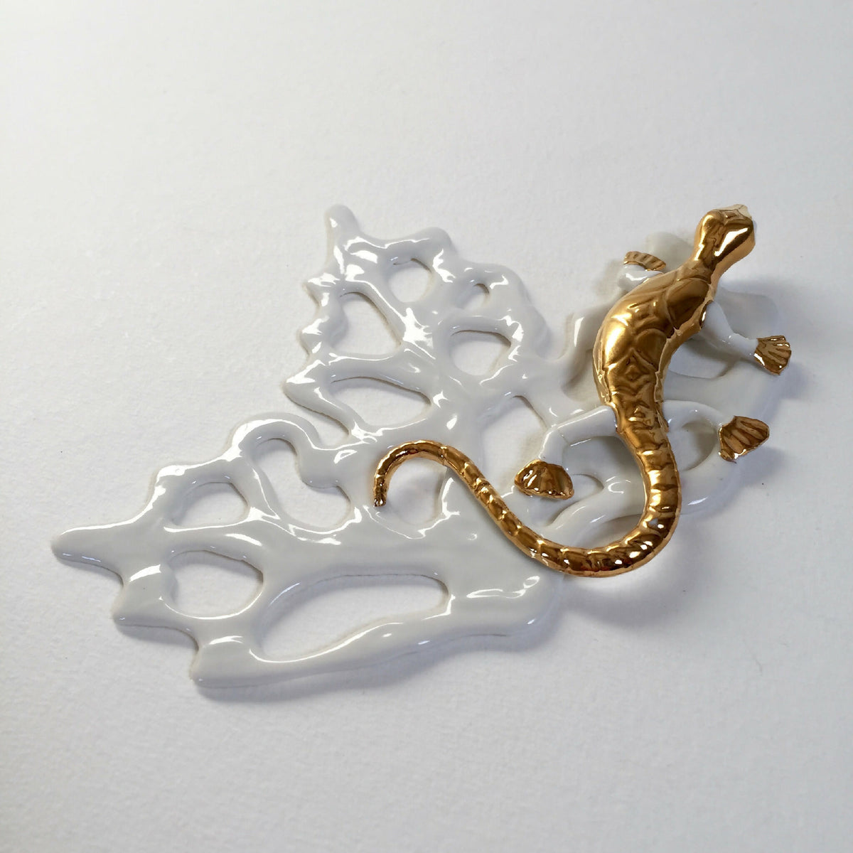 Décor de table feuille de vigne blanc brillant, serpent doré recourbé