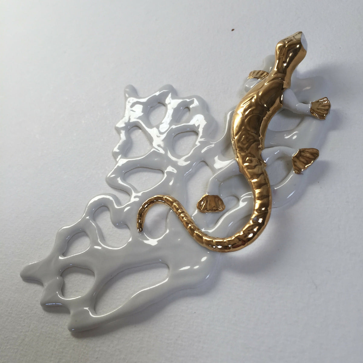 Décor de table feuille de vigne blanc, serpent doré et reliefs ajourés