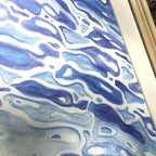 Motif abstrait d’ondes d’eau bleu et blanc, détail de tableau encadré