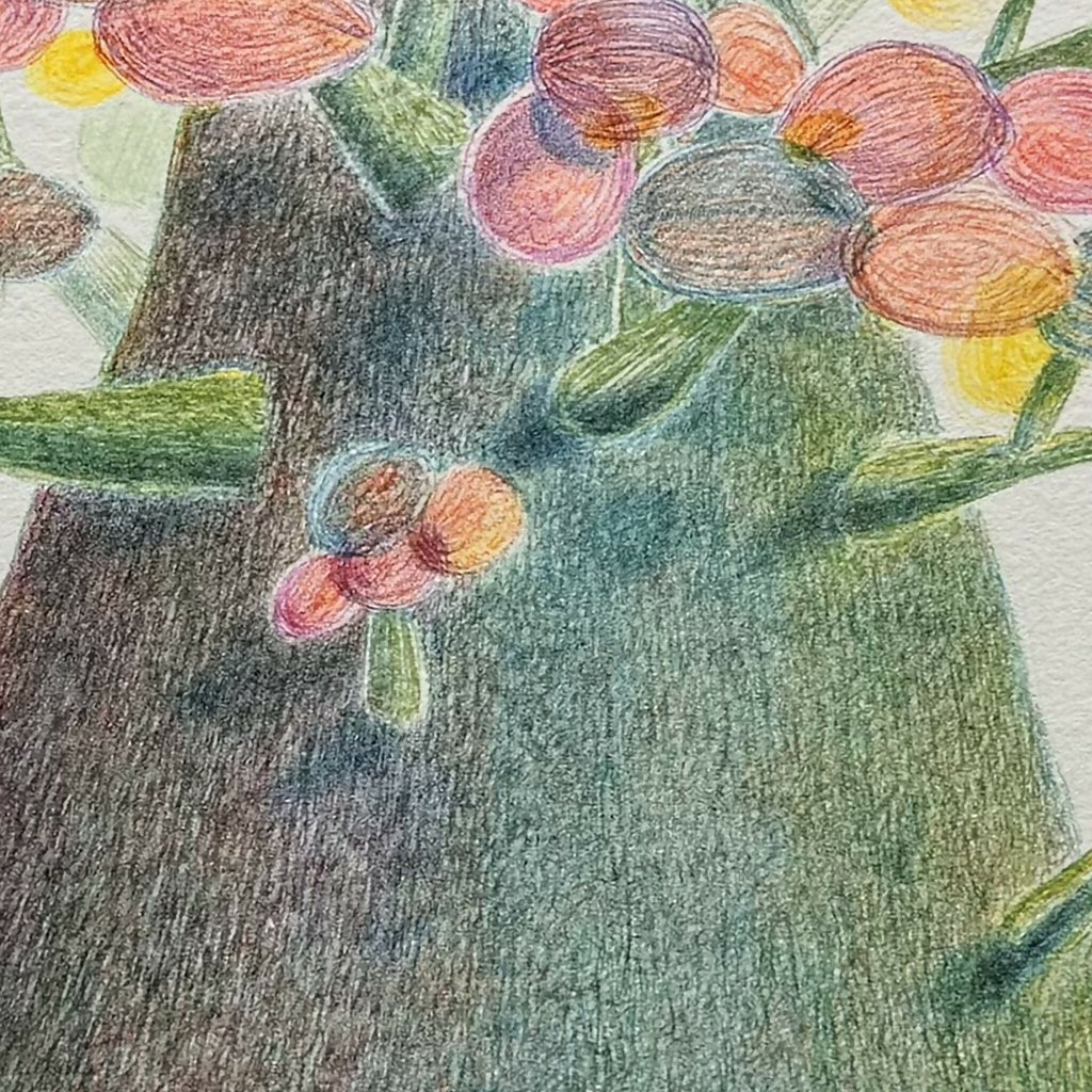 Tableau rapproché : vase vert texturé et fleurs pastel aux pétales arrondis
