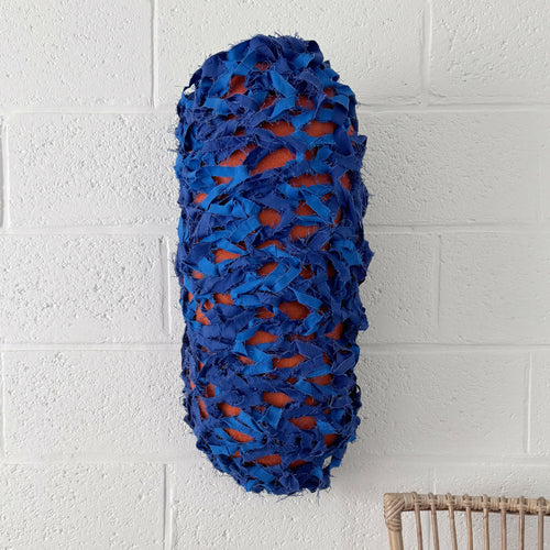 Cocoon décoratif bleu suspendu, surface frangée avec points orange