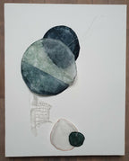Bulle décorative en collage, formes rondes bleu-vert et gris, éléments suspendus au fil
