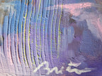 Section du tableau : lignes verticales bleues et formes pastel sur fond violet