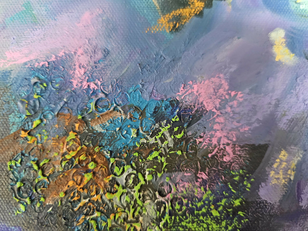 Amas texturé de couleurs bleu, rose et vert, avec formes évoquant un nuage
