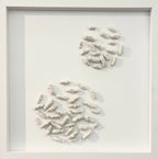 Tableau encadré en relief, forme de cœur en éléments blancs et texturés