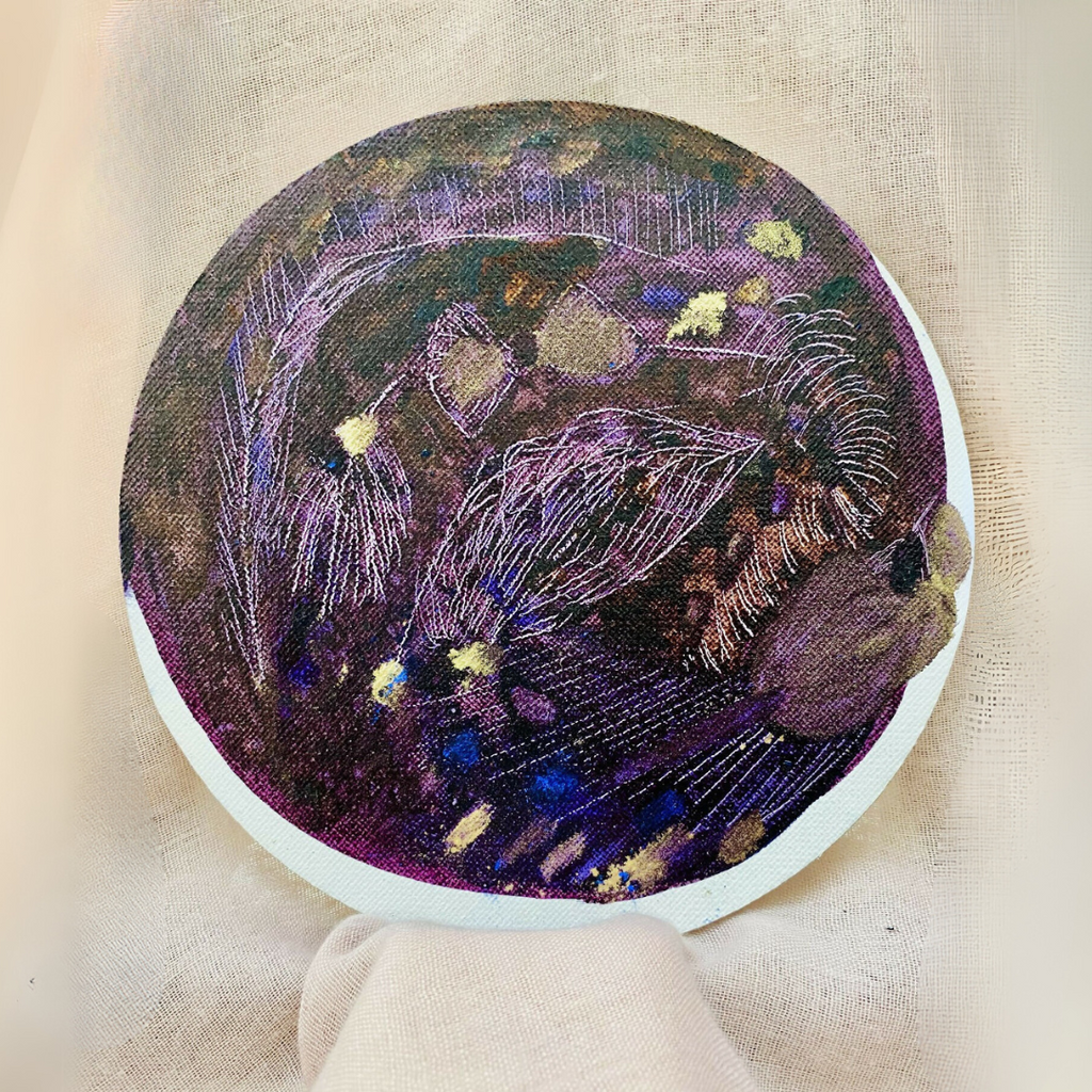 Cercle décoratif rond en encre, motif animal violet et vert sur fond sombre