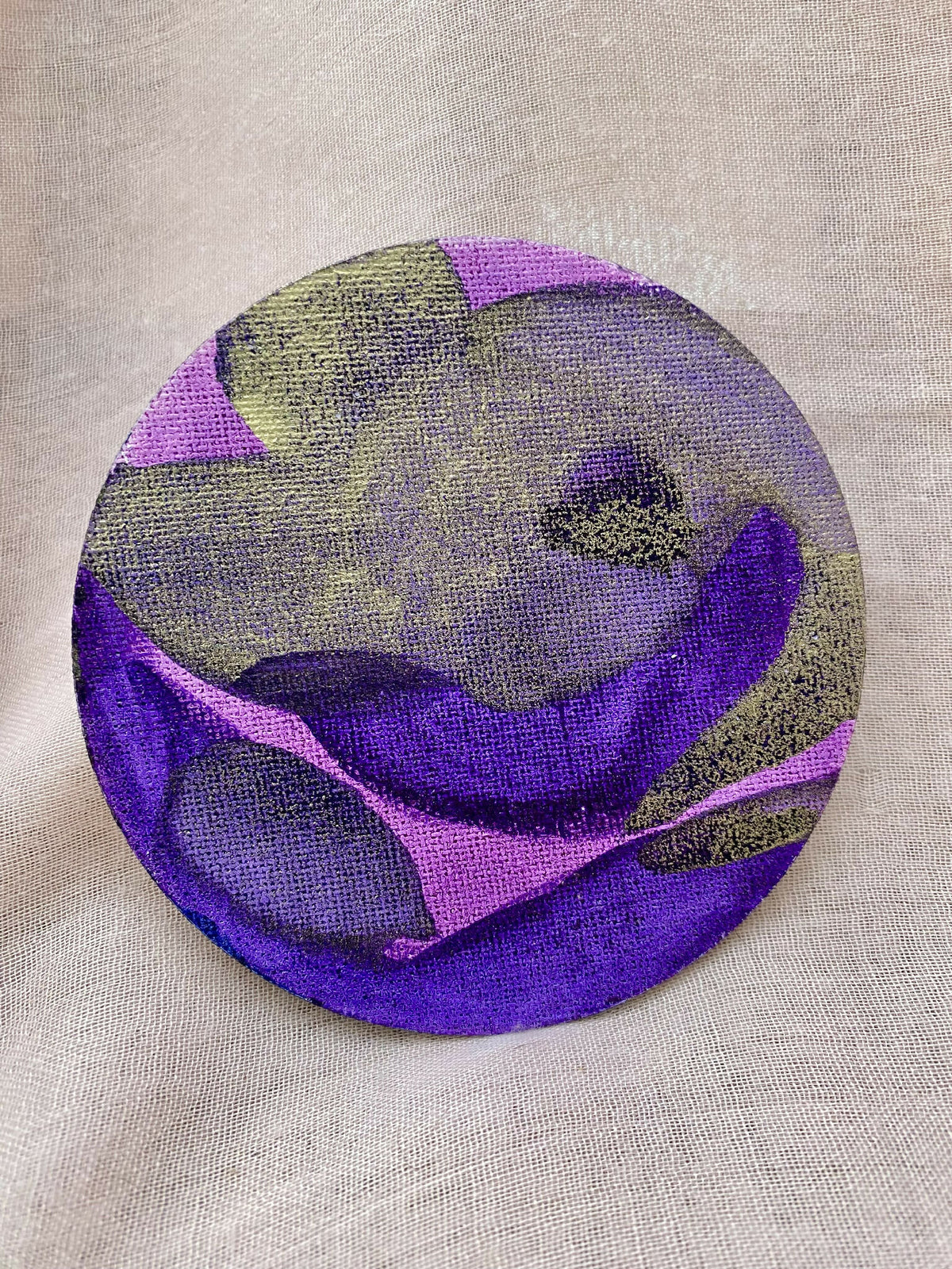 Encre artistique ronde violet et bleu, effet abstrait sur fond clair