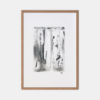 Imprimé abstrait noir et blanc encadré bois clair, traces et traits verticaux