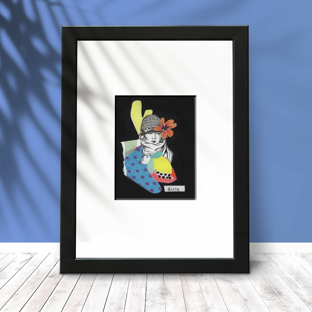 Affiche encadrée avec illustration de fille au chapeau, fleurs et robe colorée.
