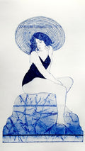 Gravure « Insouciance » : femme au chapeau large, bras croisés, portrait en bleu.