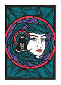 Illustration rapprochée: visage femme, animal noir, fond de plumes bleues, cercle rose