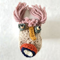 Pochette crochetée hibou Julie avec anses torsadées roses et détails multicolores