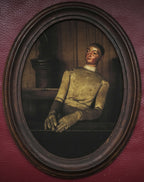 Portrait ancien ovale encadré : homme assis en tenue sombre, main posée.