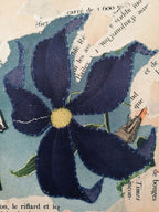 Détail de fleur bleue en collage, contours cousus et feuille verte sur papier froissé