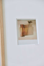 Photo encadrée avec bord blanc, motif vase sur fond clair