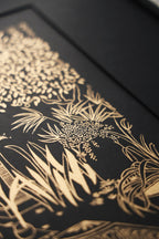 Détail de sérigraphie : motifs floraux et lignes dorées sur fond sombre