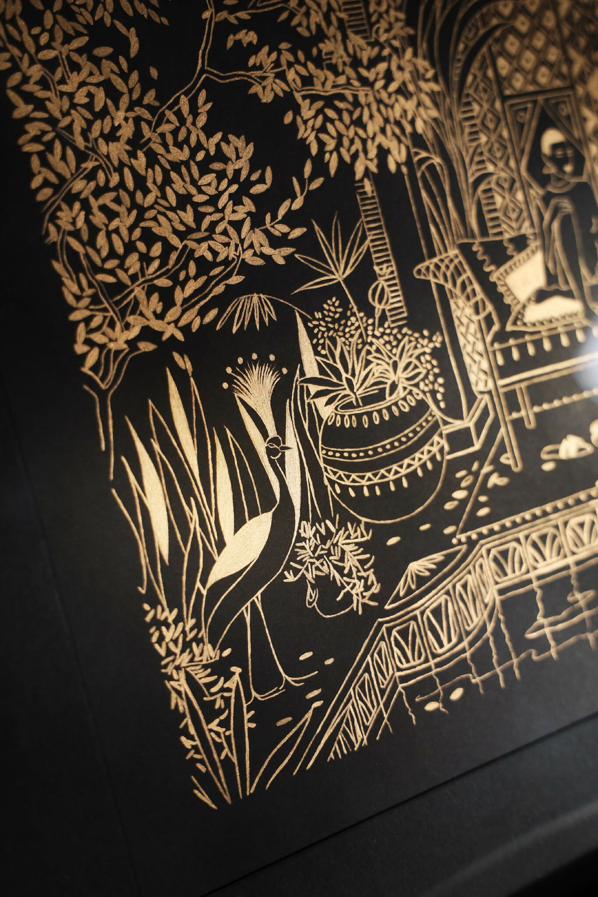 Sérigraphie dézoomée : illustration dorée dense avec personnages et végétation