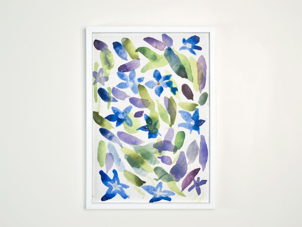 Tableau aquarelle encadré, motif fleuri de pervenche en bleu, vert et violet sur fond clair.