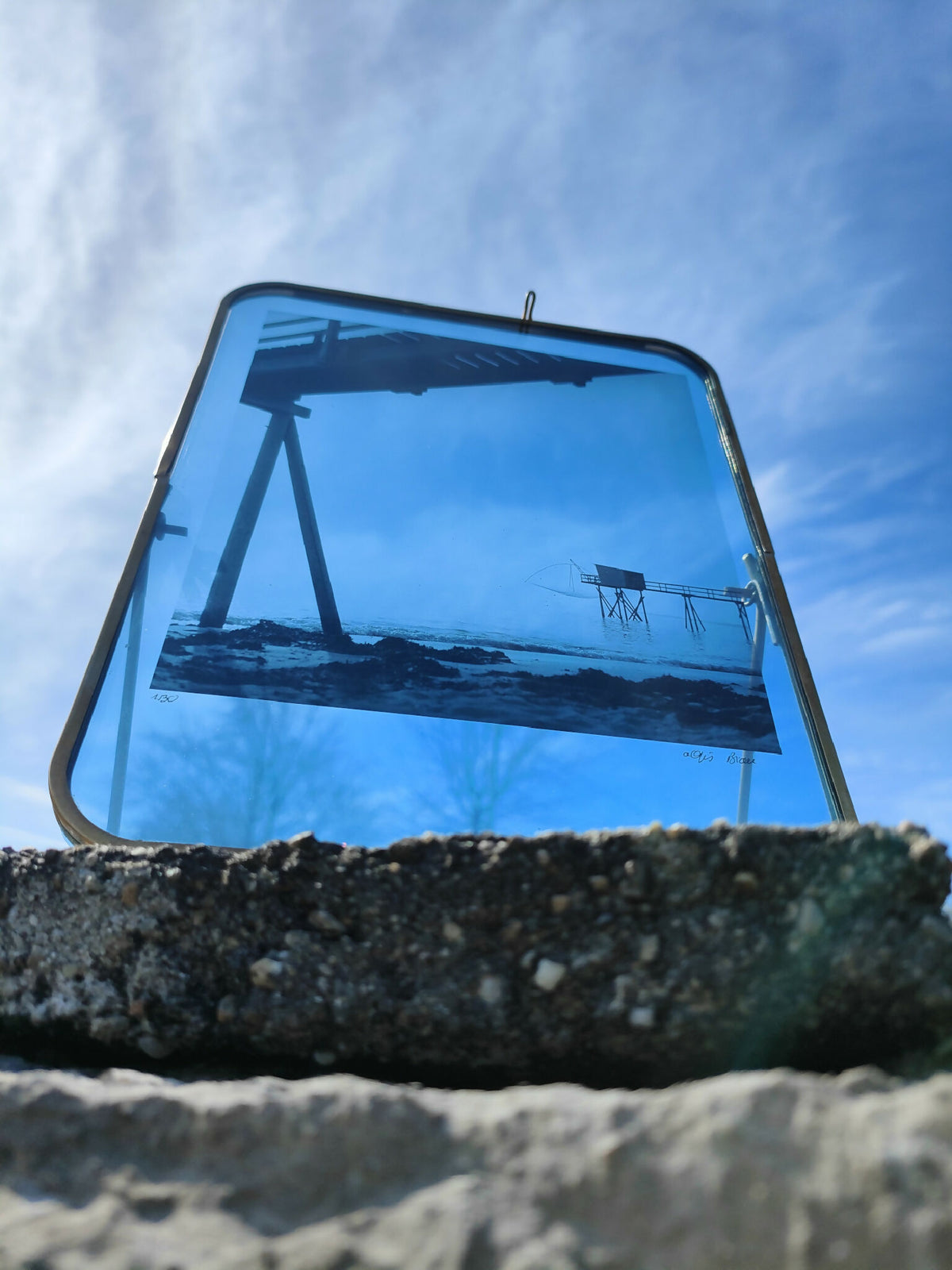 Porte-photo pliable avec cadre sombre, photo de paysage sur vitrine transparente