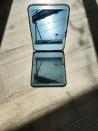 Porte-photo pliable à deux volets, cadre sombre et vitrine en verre