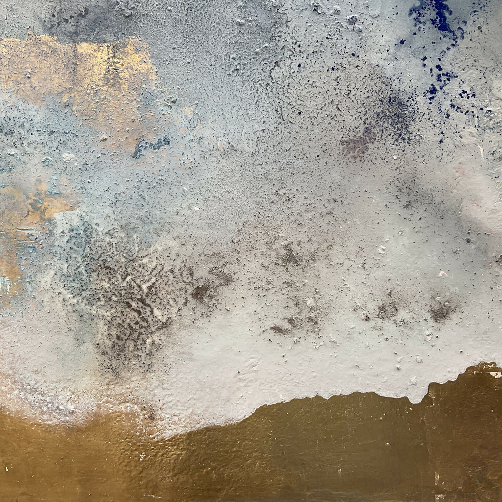 Peinture abstraite « ÉTAIN » : surface granuleuse gris clair, points bleus, accents bruns