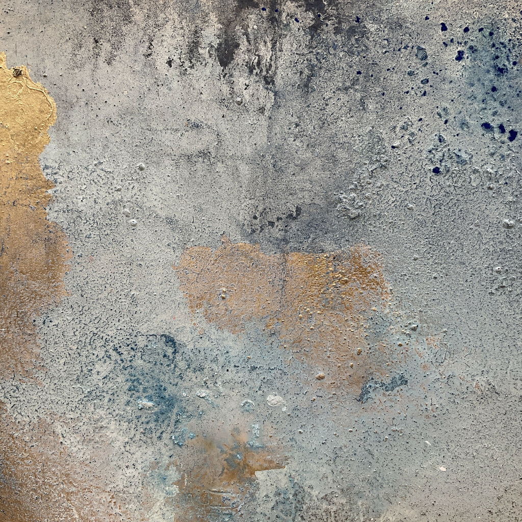 Peinture abstraite « ÉTAIN » : texture béton, gris bleuté, petites taches bleues et brunes