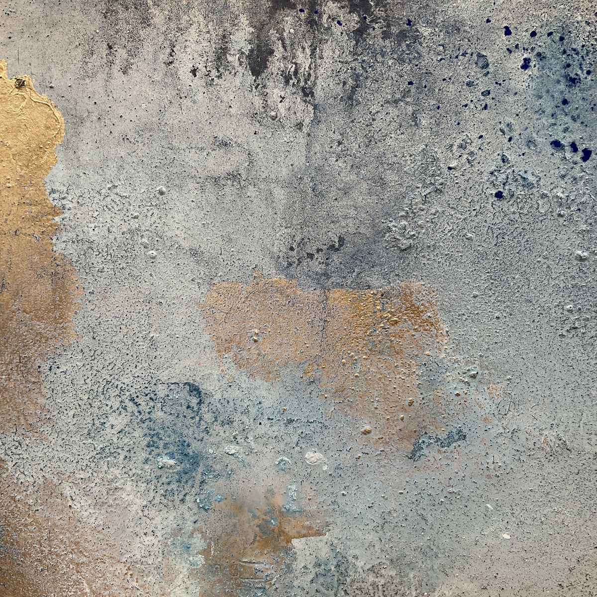 Peinture abstraite « ÉTAIN » : texture béton, gris bleuté, petites taches bleues et brunes