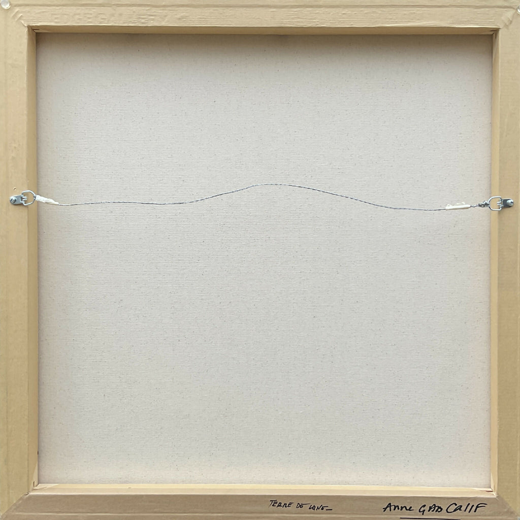 Toile encadrée avec fil tendu au dos et inscription « Anne GdB Callie »