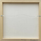 Toile encadrée avec fil tendu au dos et inscription « Anne GdB Callie »