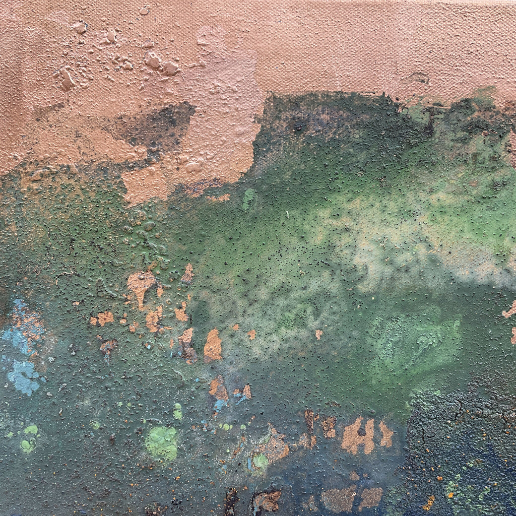 Peinture MELEZE abstraite à relief, verts et bleus sur fond rose-beige.