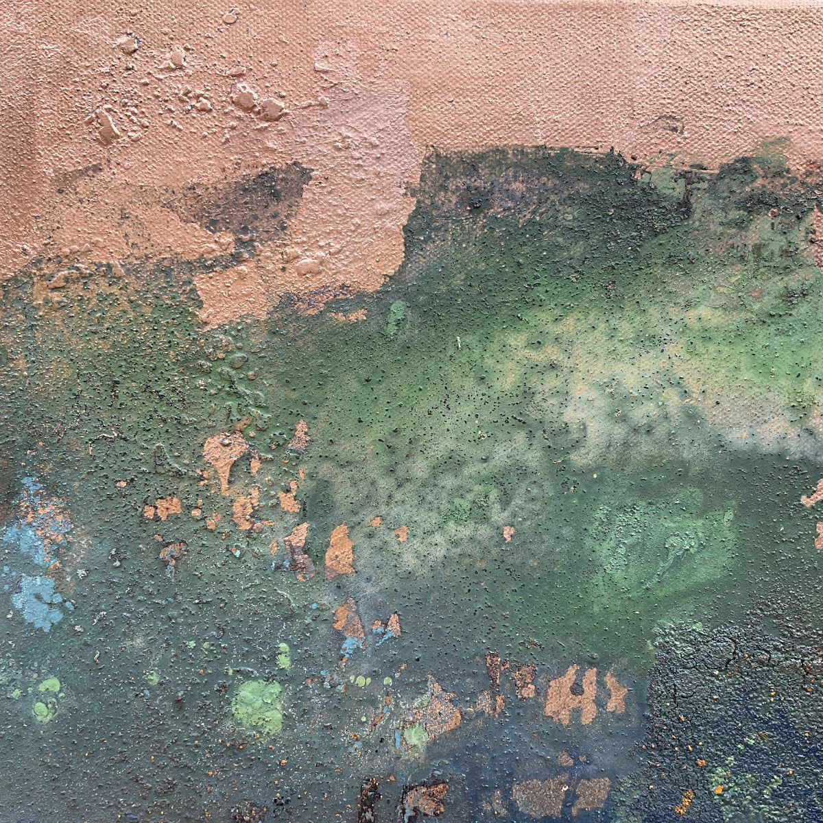Peinture MELEZE abstraite à relief, verts et bleus sur fond rose-beige.