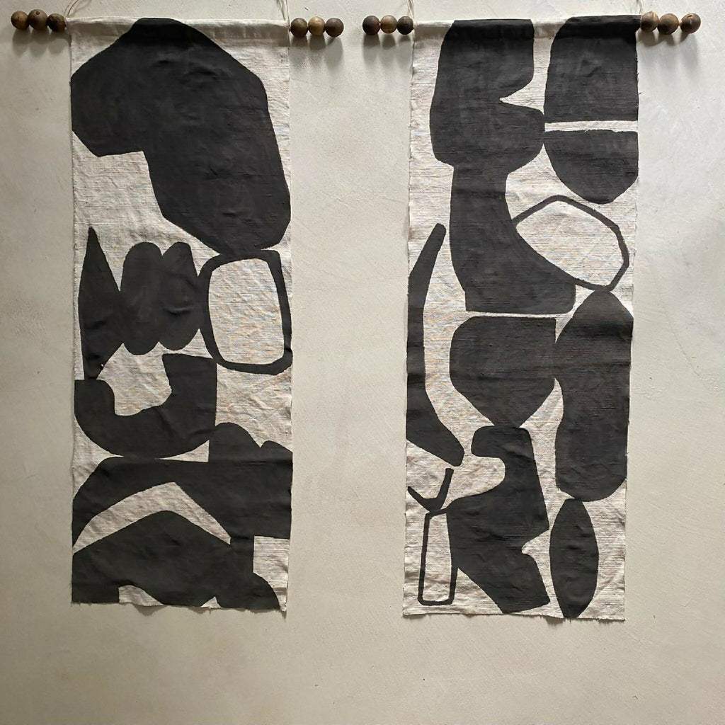 Tenture en tissu avec motifs abstraits noirs, découpes irrégulières