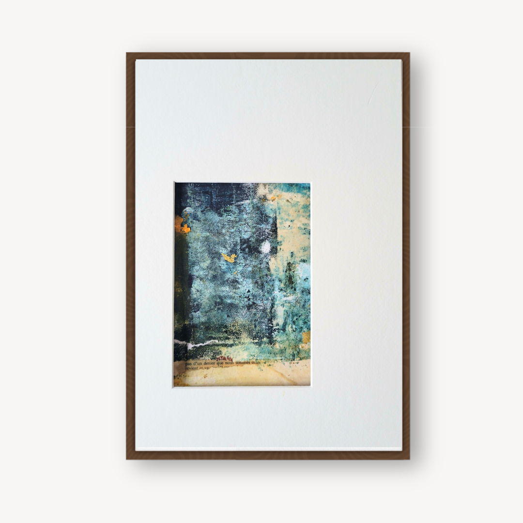 Tableau abstrait en cadre brun, petite toile bleu et beige, composition texturée.
