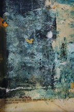 Tableau abstrait cadré, texture épaisse bleu-vert et points jaunes, vue rapprochée.