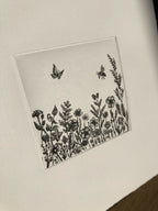 Tableau fleuri à cadre transparent, fleurs et papillons noirs sur fond clair