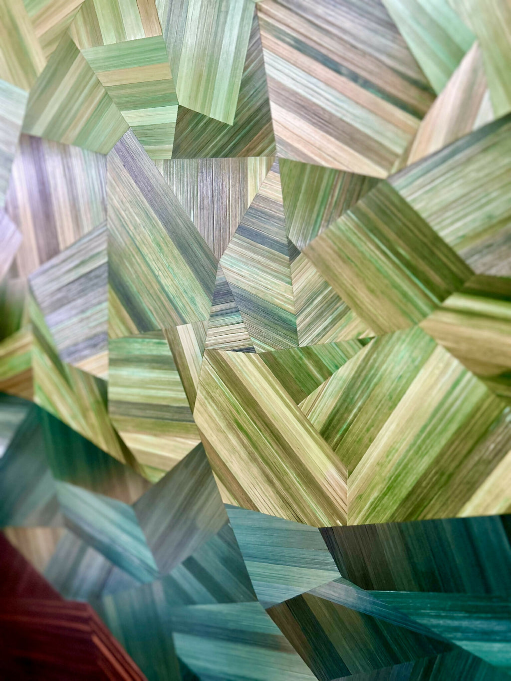 Gros plan sur le tableau : cubes verts et bleutés, base brun foncé, effet relief.