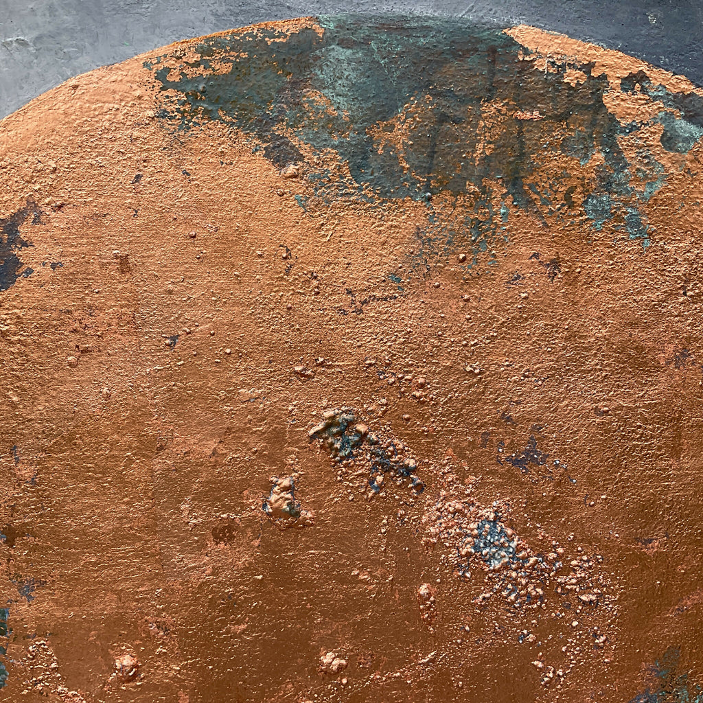 Tableau SÉLÉNÉ rond, texture granuleuse orangée, aplats bleu-vert sombres
