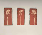Ensemble mural de 3 panneaux verticaux : fond terracotta, arbres stylisés en blanc