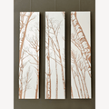 Triptyque Toundra, trois affiches verticales motifs d’arbres bruns sur fond clair